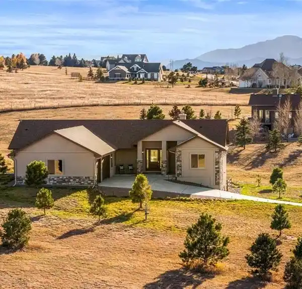 MOUNTAIN VIEW RETREAT WITH MODERN DESIGN