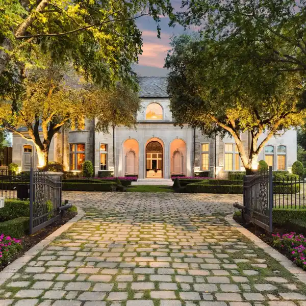 EXCEPTIONAL GATED PROPERTY IN LOBELLO ESTATES