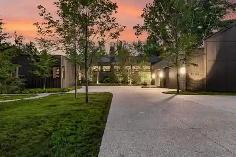 Architect-designed Lakeside Retreat
