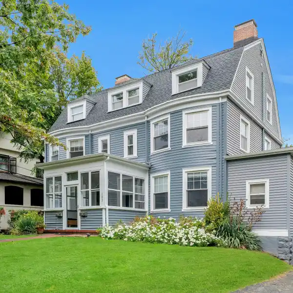 EXQUISITE HIGH-FLOOR LIVING WITH ICONIC CITY VIEWS