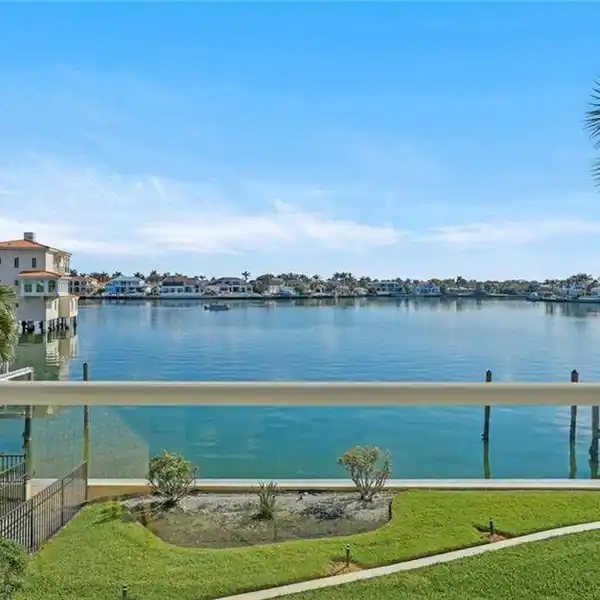 RARELY AVAILABLE VENETIAN COVE CLUB CONDOMINIUM
