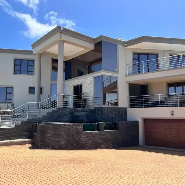 MODERN MASTERPIECE IN THE PRESTIGIOUS SHEFFIELD BEACH AREA