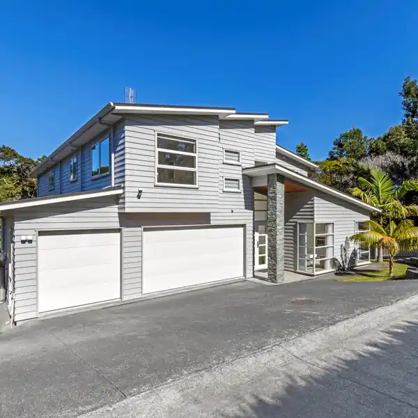 EXPANSIVE AND REFINED LIVING IN CENTRAL GREENHITHE