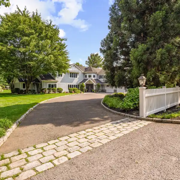 BEAUTIFULLY RENOVATED PRIVATE OASIS