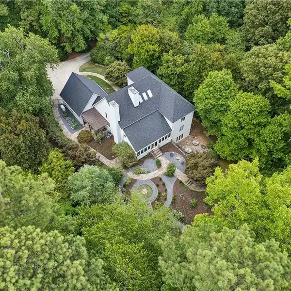 LUXURY LIVING MEETS TRANQUILITY