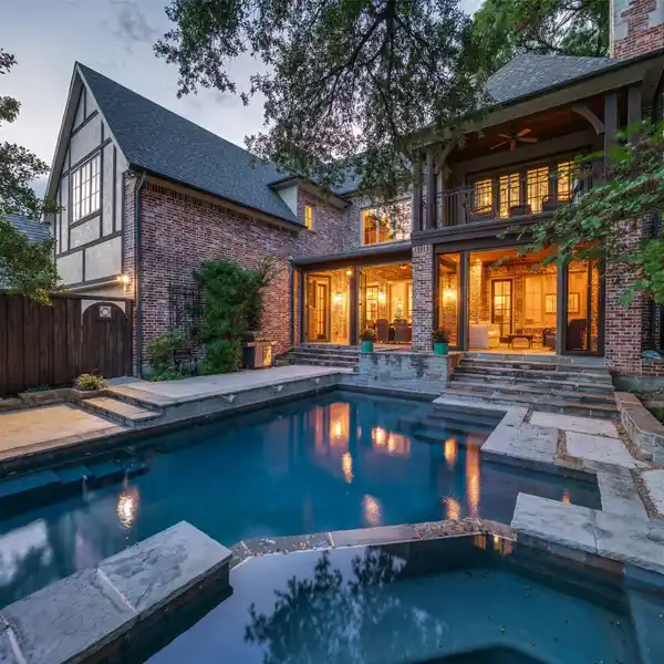 TIMELESS ARCHITECTURE WITH A DESIRABLE MODERN LAYOUT