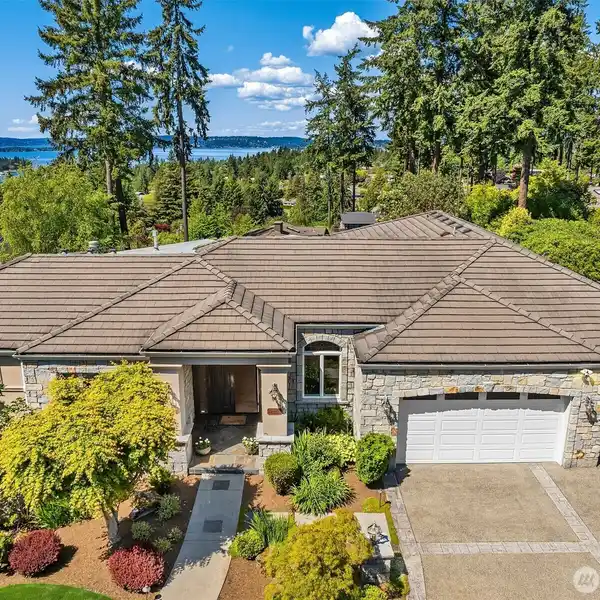 STUNNING CLYDE HILL LUXURY HOME