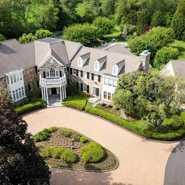 EXTRAORDINARY ESTATE SHOWCASING ARCHITECTURAL DISTINCTION