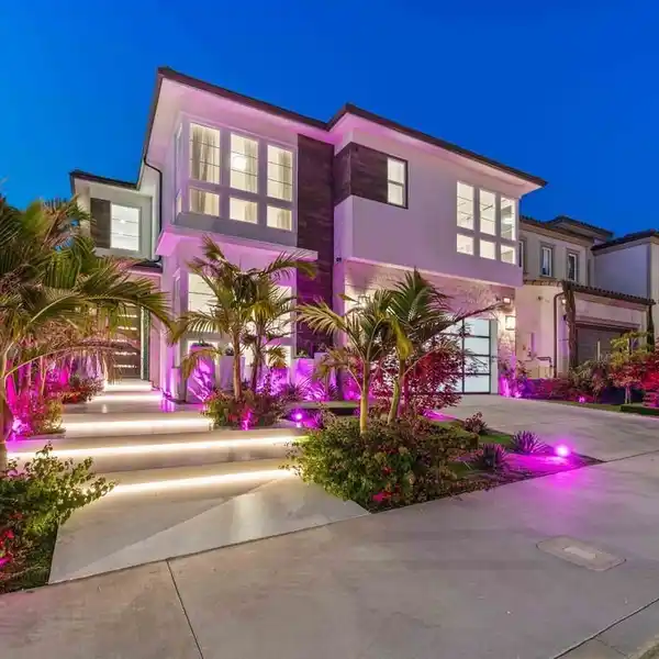 GORGEOUS RESIDENCE FULL OF CUSTOM UPGRADES