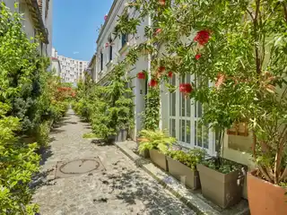 Leafy Cul-de-sac Living with Rooftop Views