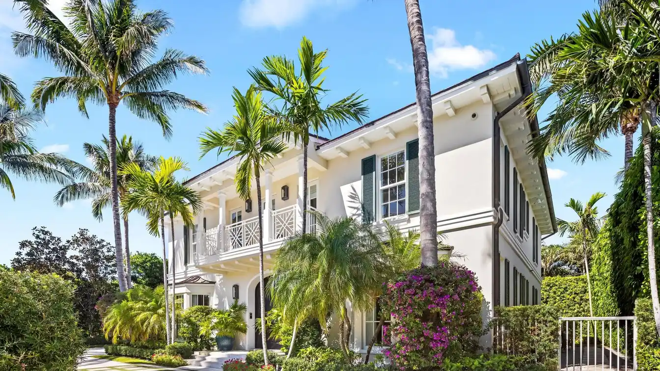 Like-new Colonial Residence