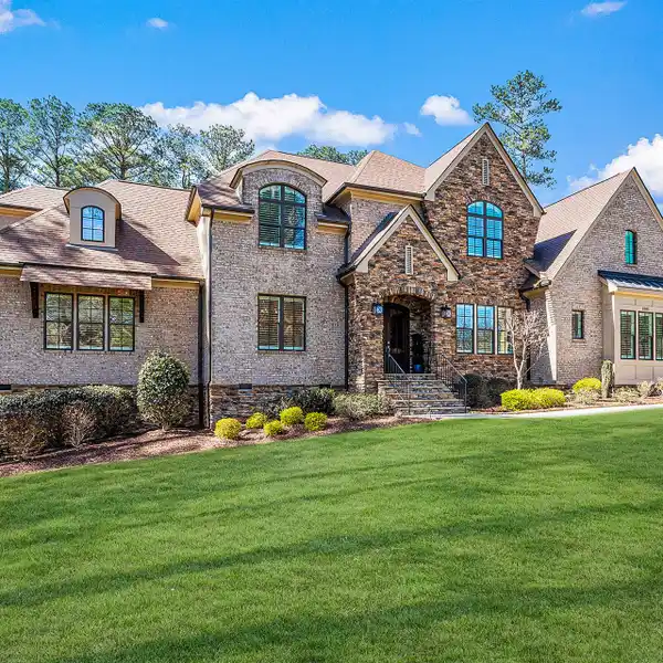 BEAUTIFUL ESTATE ON A TREE-LINED STREET
