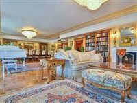 ELEGANT AND SPACIOUS RESIDENCE