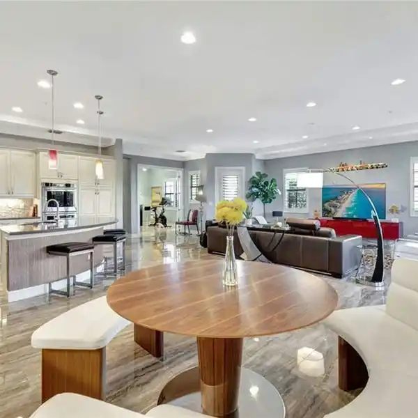 EXCEPTIONAL FIRST-FLOOR COACH HOME AT REGATTA LANDING