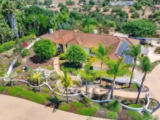 Private Eco-Estate with Entertainer’s Dream Kitchen
