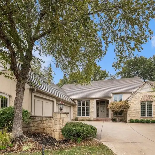 RARE CUSTOM VILLA WITH SOARING CEILINGS