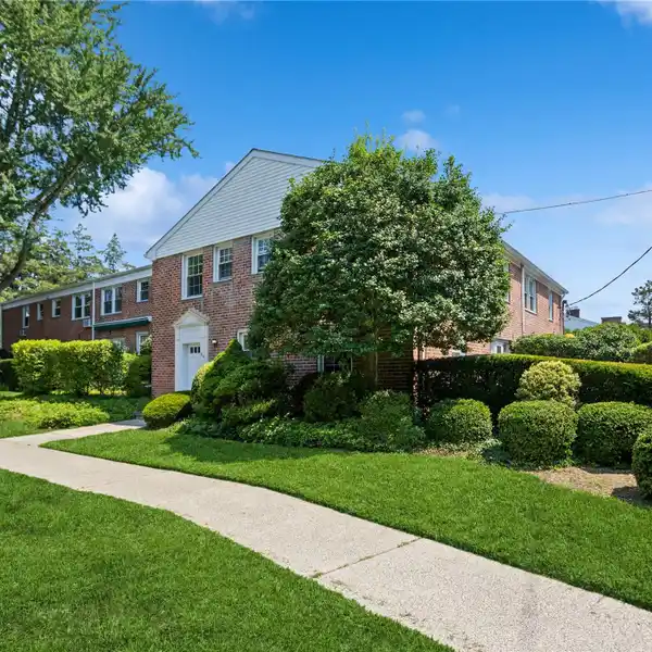 MAISONETTE LIVING WITH REFINED ARCHITECTURAL CHARACTER