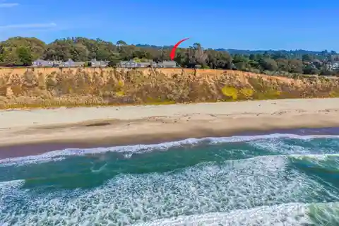 Modern Coastal Luxury with Inspiring Ocean Views