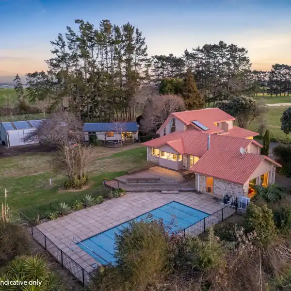 SPACIOUS PROPERTY OFFERING TWO HOMES AND OUTDOOR LIVING