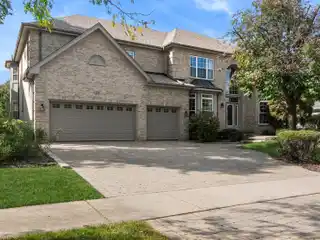 Peregrine Lake Elegance with Scenic Views