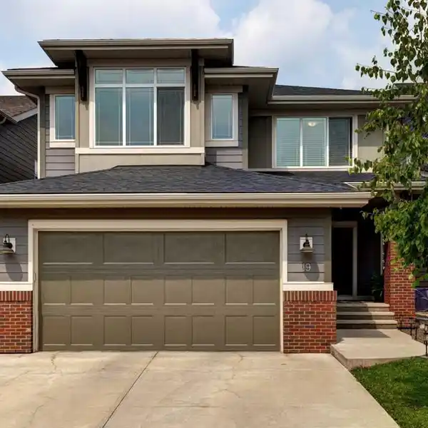 EXECUTIVE ESTATE IN HIGHLY SOUGHT-AFTER COMMUNITY