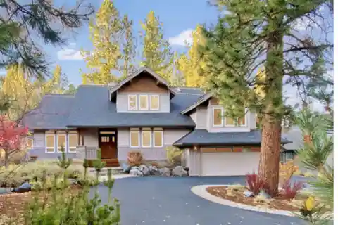 Luxury Living in Awbrey Glen