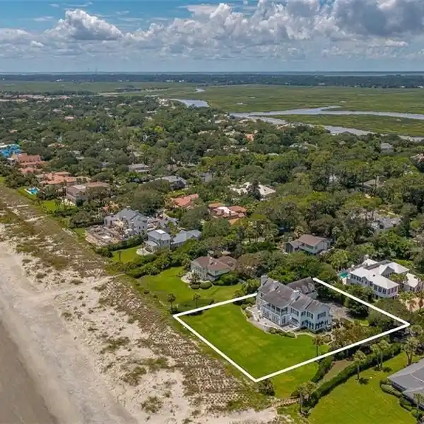 STATELY HOME IN PERFECT OCEANFRONT POSITION