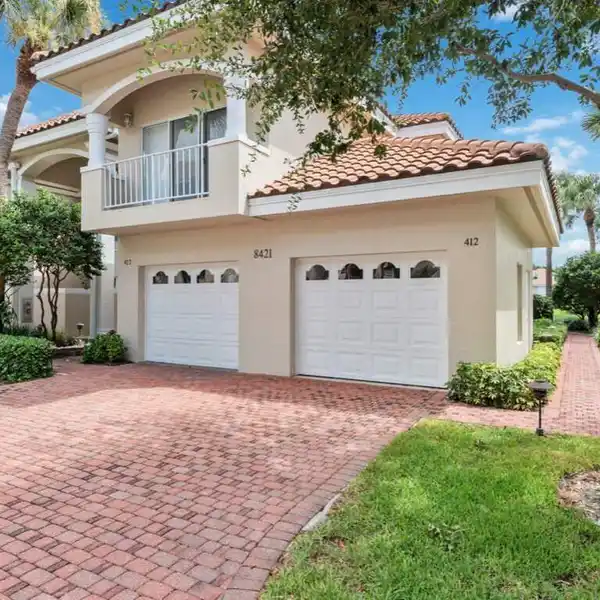 FIRST FLOOR COACH HOME IN A FABULOUS BEACH COMMUNITY