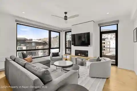 Spacious Corner Residence at Electric Pass Lodge