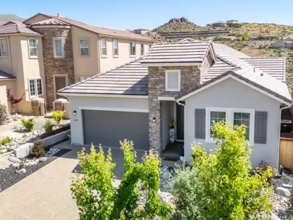 TASTEFUL ELEGANCE WITH PANORAMIC VIEWS