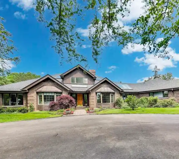 GORGEOUS RANCH WITH A FOUR-SEASON SOLARIUM