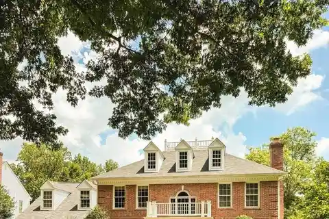 Wonderfully Maintained Georgian Manor-Style Home