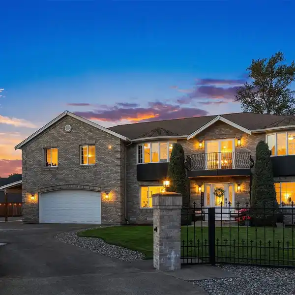 SPRAWLING ESTATE IN A CENTRAL LOCATION