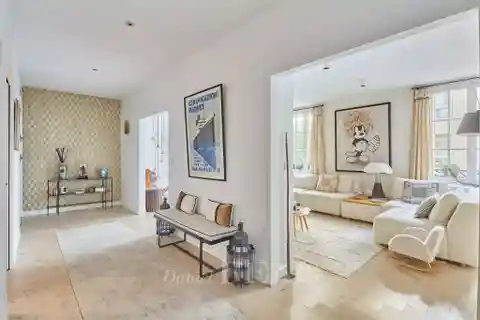 Decorator-renovated First Floor Apartment