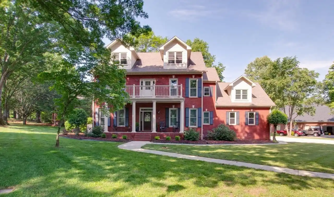 Beautifully Updated Home in Hampton Cove