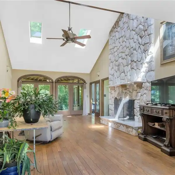 PEACEFUL 10-ACRE HORSE PROPERTY