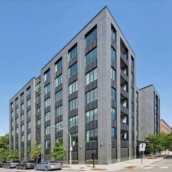 EXTRAORDINARY WEST LOOP RESIDENCE