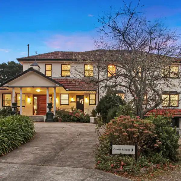 STUNNING HOME IN CHARMING LEURA VILLAGE