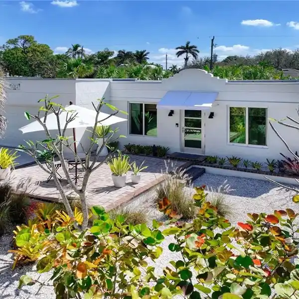 BEAUTIFULLY UPDATED HOME IN THE HEART OF LAKE PARK