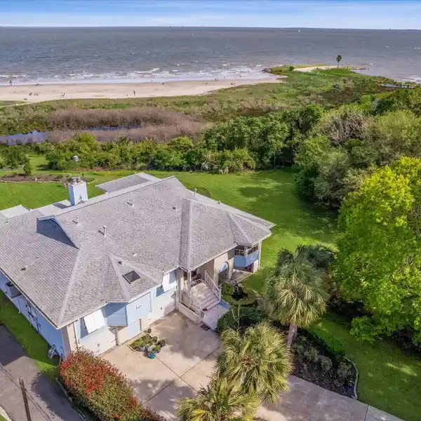 PRIVATE BEACHFRONT PARADISE