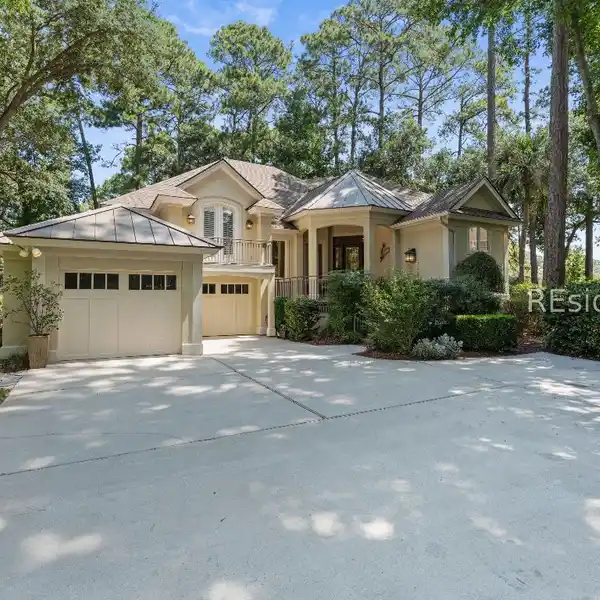BEAUTIFUL CUSTOM HOME IN LONG COVE