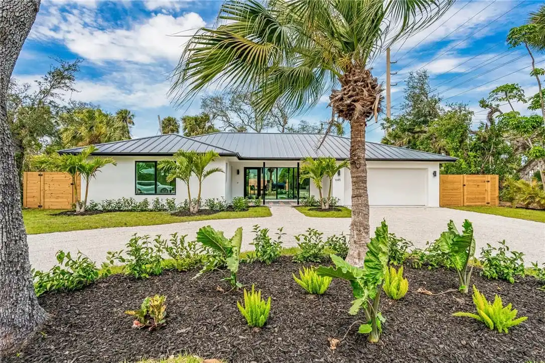 Fully Renovated Central Beach Bungalow