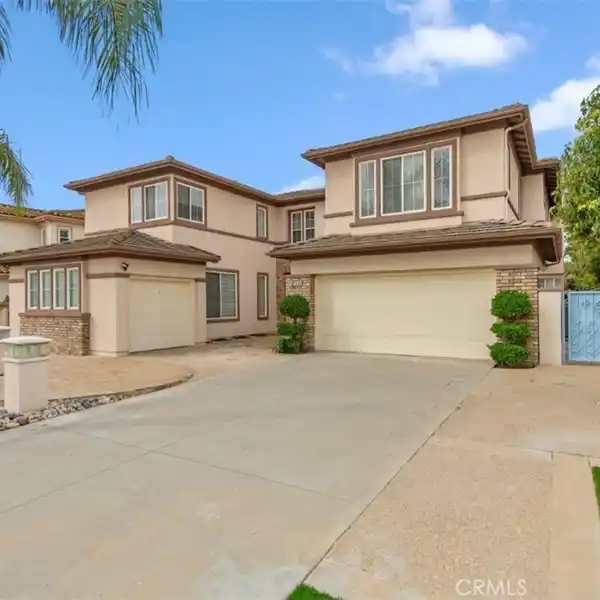 EXCLUSIVE DIAMOND CREST RESIDENCE WITH PRIVATE BACKYARD