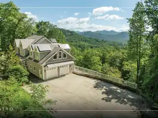 Expansive Mountain Retreat
