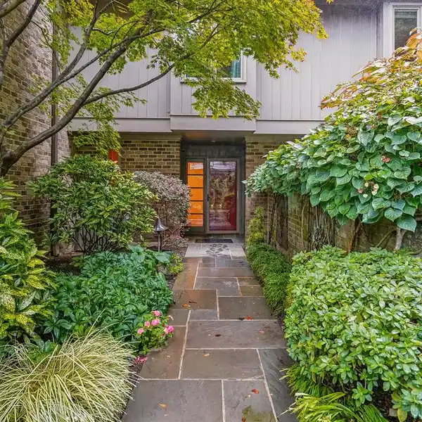 EXQUISITE TOWNHOUSE IN MERRYWOOD ON THE POTOMAC