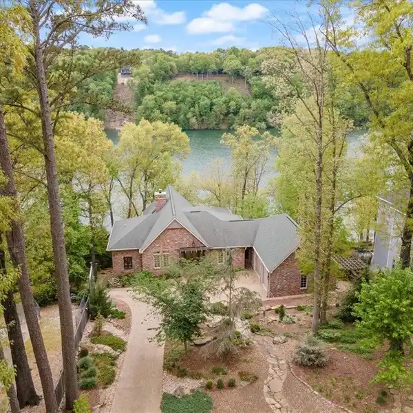 TRANQUIL LAKEFRONT OASIS
