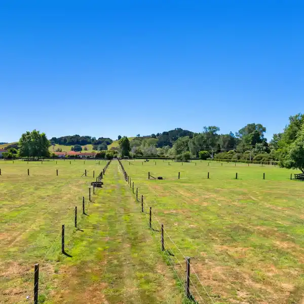 VERSATILE 10-ACRE ESTATE