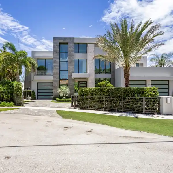 SLEEK MODERN LAKE ROGERS ISLES ESTATE