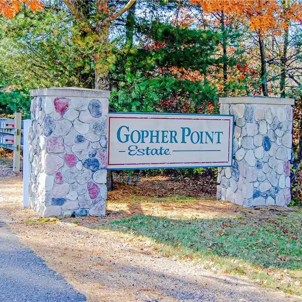 SCENIC WALKS AND LAKESIDE LIVING COMBINED