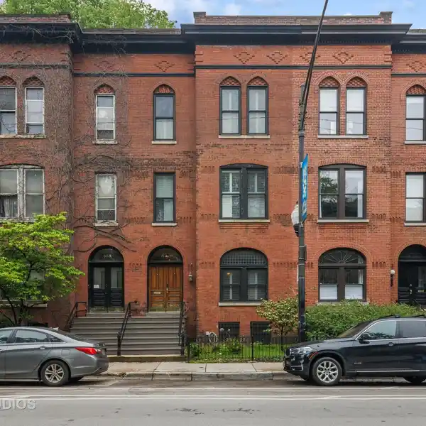 HISTORIC LINCOLN PARK ROWHOME WITH TIMELESS CHARACTER